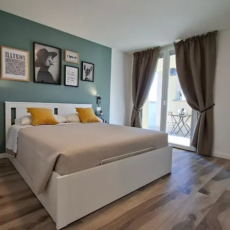 Bright With Terrace And Free Parking * Милан