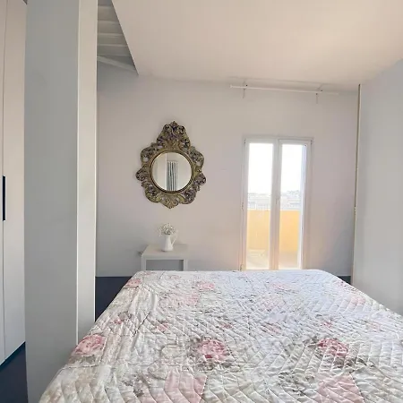 Апартаменты Bright With Balcony Near The Station