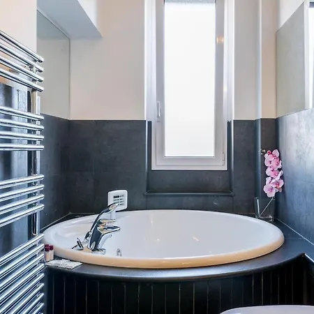 Designer Between Brera And Arco Apartment