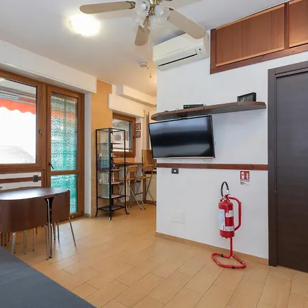 I-host 2br With Balcony Porta Romana * Milano