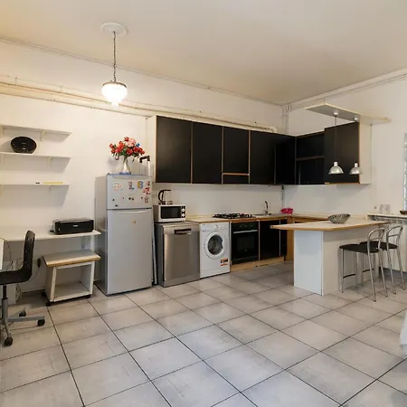 Guesthost - Cozy Near Mm1 *