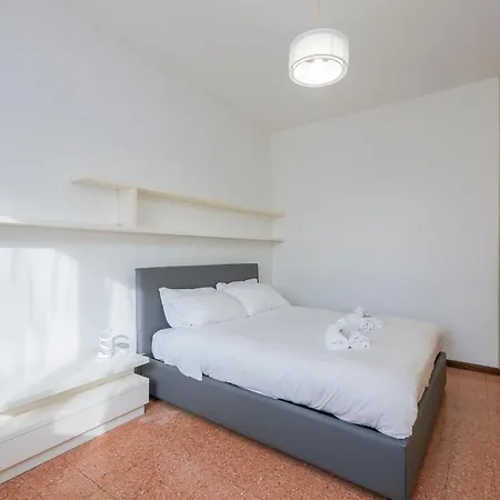 Homelovers Bright And White House Navigli District Lejlighed