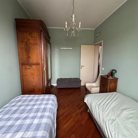Three Bedrooms, Sunny, Quite In Isola Neighborhood