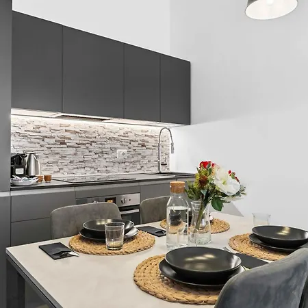 Essence Parcheggio Gratuito E Self Check-in A Apartament *