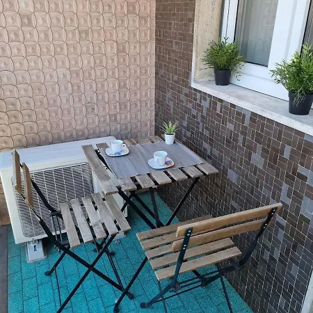 Sunny Daire Milano