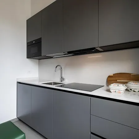 Bright Floor Flat With Balconies & Ac - Loreto & Porta Venezia Διαμέρισμα *