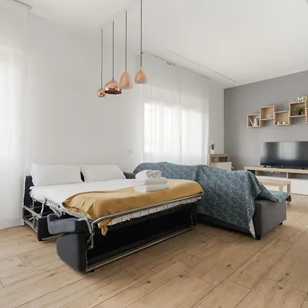 Guesthost - Stylish Forlanini M4 Apartman