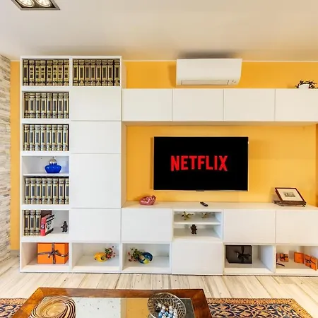 Skyline Penthouse - Terrazzo Panoramico & Metro 5min شقة *