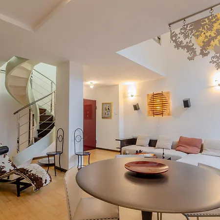 アパート Isola Oasis - Loft With Garden & Free Private Garage ミラノ