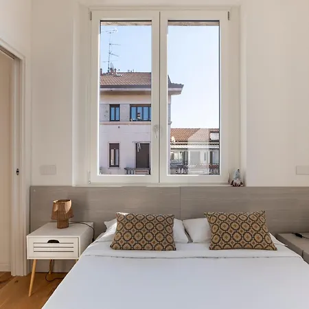 Bright Design - Isola District - Metro M3 * Milán