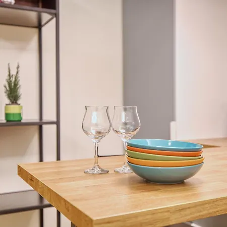 Hostmate - - Farini's Charm - Isola 아파트 *