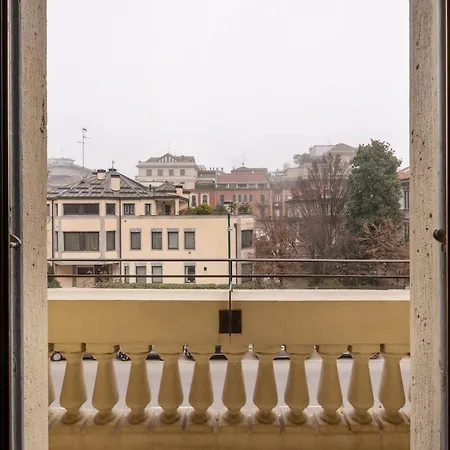 Vintage Chic Flat Steps From Fiera & Wi-fi Milano