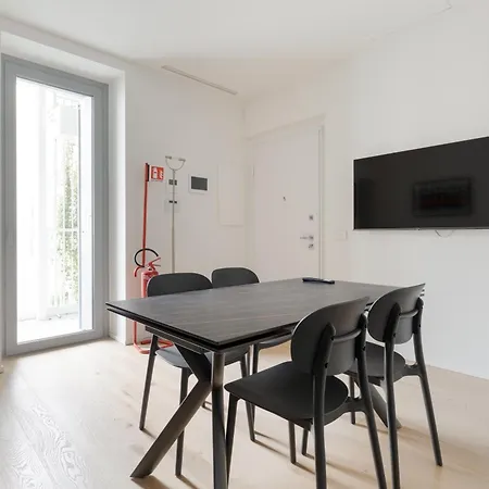 Guesthost - Cozy Balcony Porta Romana Διαμέρισμα *