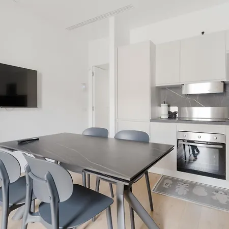 Guesthost - Cozy Balcony Porta Romana Διαμέρισμα *