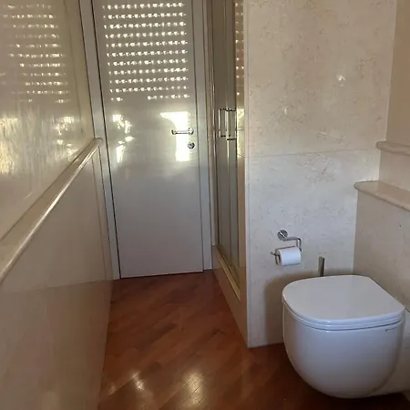 Apartment Three Bedrooms, Sunny, Quite In Isola Neighborhood