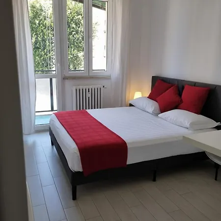 Sunny Daire Milano