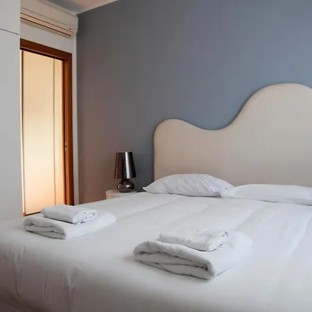 Elegante - 2 Camere, 2 Bagni, Garage E Balcone *