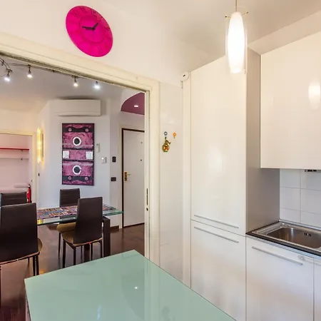 I-host Spacious 2br With 2 Baths & Balcony Appartement Milaan