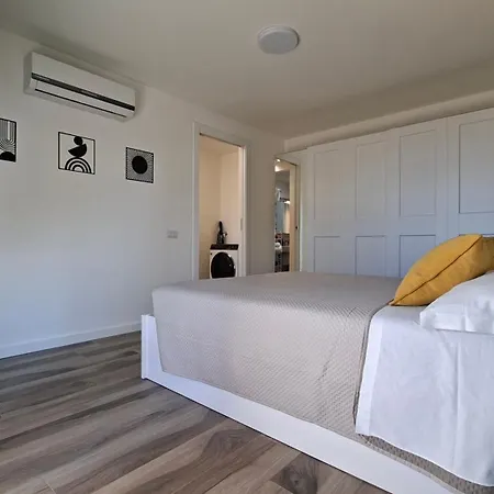 Bright With Terrace And Free Parking Апартаменты