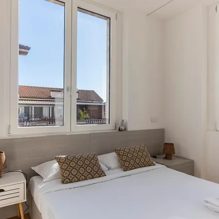 Bright Design - Isola District - Metro M3 * Milán