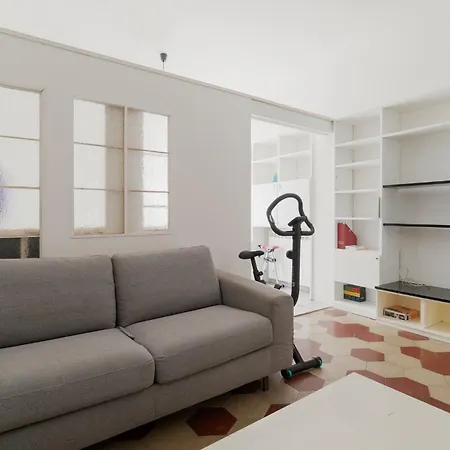 Guesthost - Cozy Near Mm1