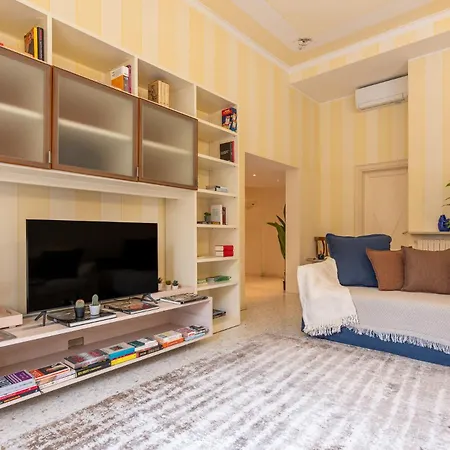 Daire Three-room Flat With Balcony In Porta Romana Milano