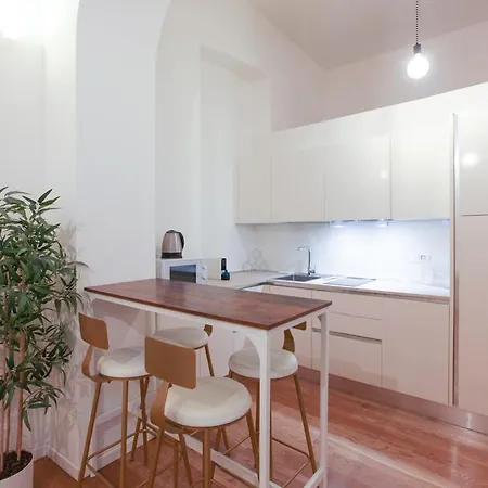 Minimal & Cozy Near Duomo * Milão