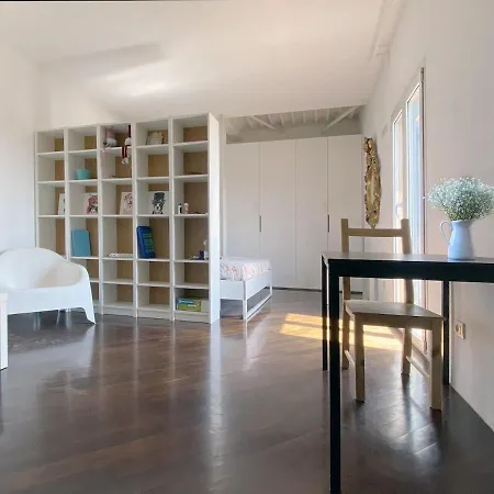 Апартаменты Bright With Balcony Near The Station Милан