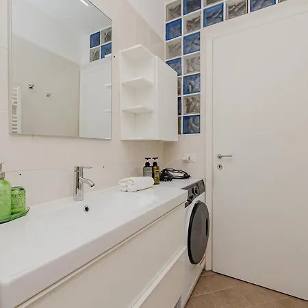 2 Bdr Flat - Direct Tram 15 Min Duomo Apartment