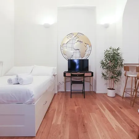 Minimal & Cozy Near Duomo * Milão