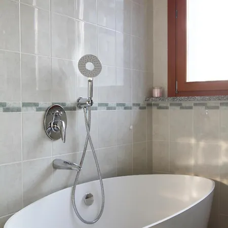 Elegante - 2 Camere, 2 Bagni, Garage E Balcone