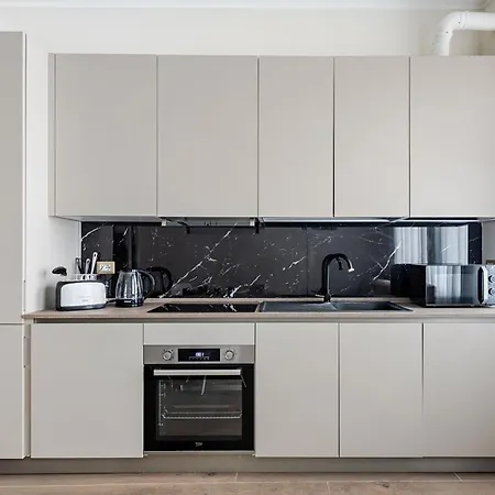 Апартаменты Viale Sarca - 2 Bdr Near Metro, Bicocca