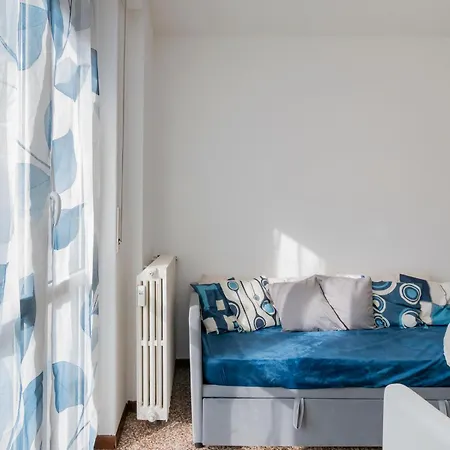 Homelovers Bright And White House Navigli District