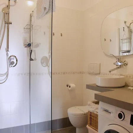 Elegante - 2 Camere, 2 Bagni, Garage E Balcone Apartment