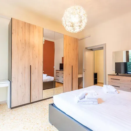 I-host Spacious 2br Near Center 아파트