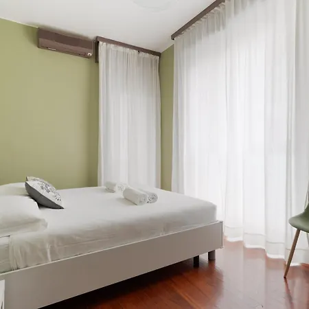 Guesthost - Porta Romana Balcony Flat Apartment *