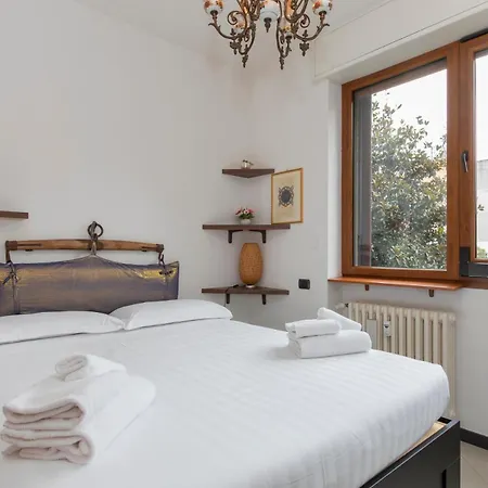 I-host 2br With Balcony Porta Romana Appartamento