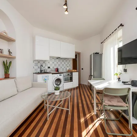 Charming With Private Terrace Darsena Area Apartment