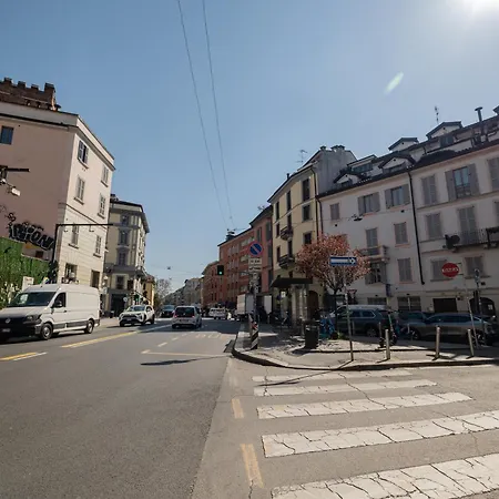 Comodo E Confortevole Loft A Due Passi Dal Duomo Di E I Navigli Lägenhet *