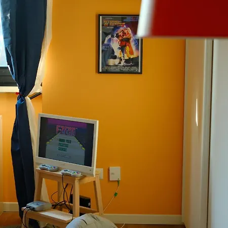 Retrowave 80's In Apartmán *