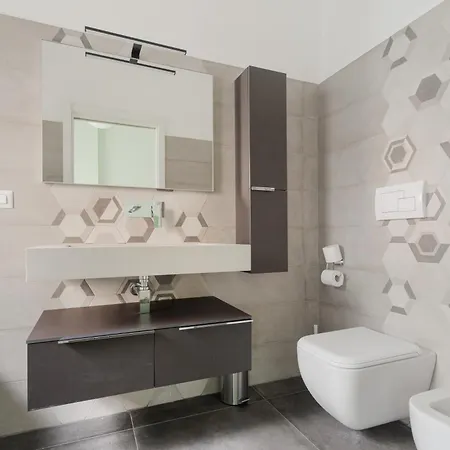 Guesthost - Stylish Forlanini M4