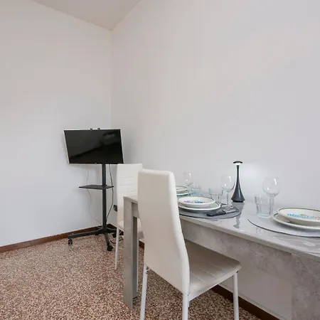 Homelovers Bright And White House Navigli District * Milaan