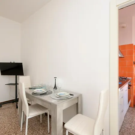Homelovers Bright And White House Navigli District *