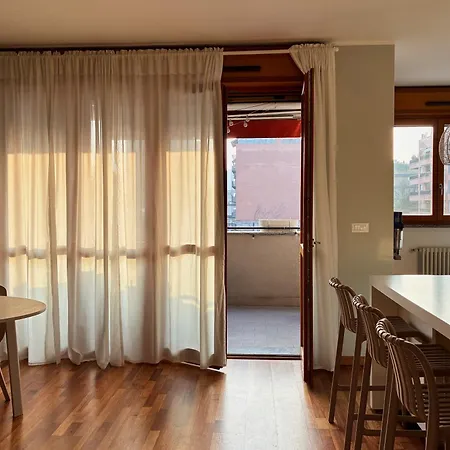 Appartamento Elegante - 2 Camere, 2 Bagni, Garage E Balcone Milano