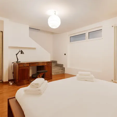 Guesthost - On Two Levels 아파트