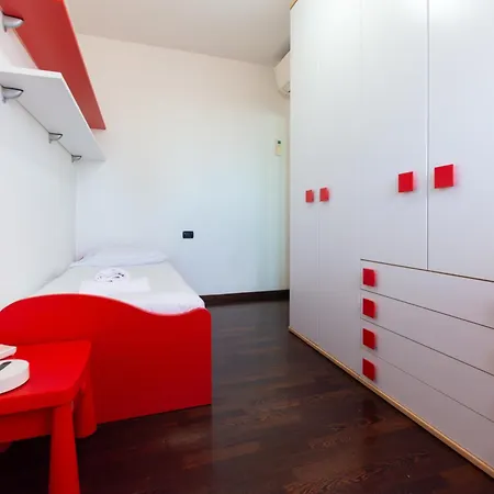 I-host Spacious 2br With 2 Baths & Balcony Appartement Milaan