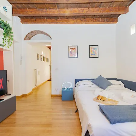 2 Bdr Flat - Direct Tram 15 Min Duomo Apartment Milan