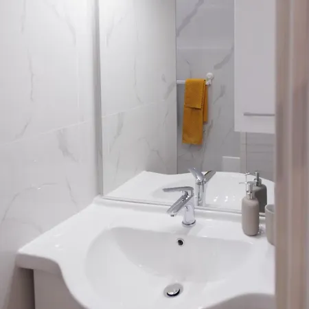 Cinzia's House - 5 Minutes From The Metro *
