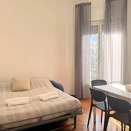 3 Bedrooms Separate 1 Min Walk From Brera, 15 Min Duomo Appartamento