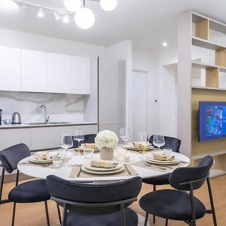 Apartment Centre Luxury, 2bdr, Sleeps 5 Milan